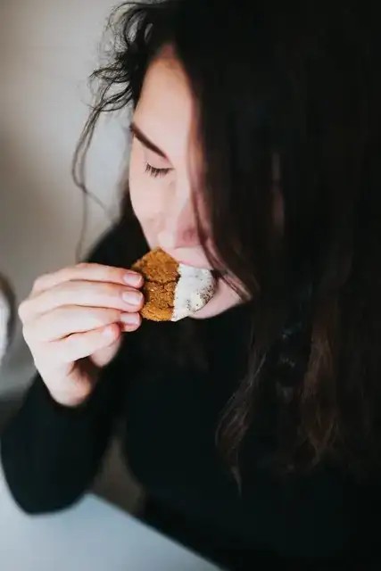 Femme mangeant un biscuit